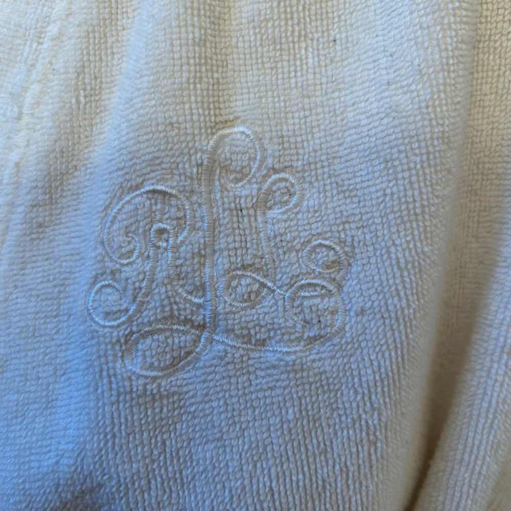 Luxurious White Bathrobe - Picture 3 of 5